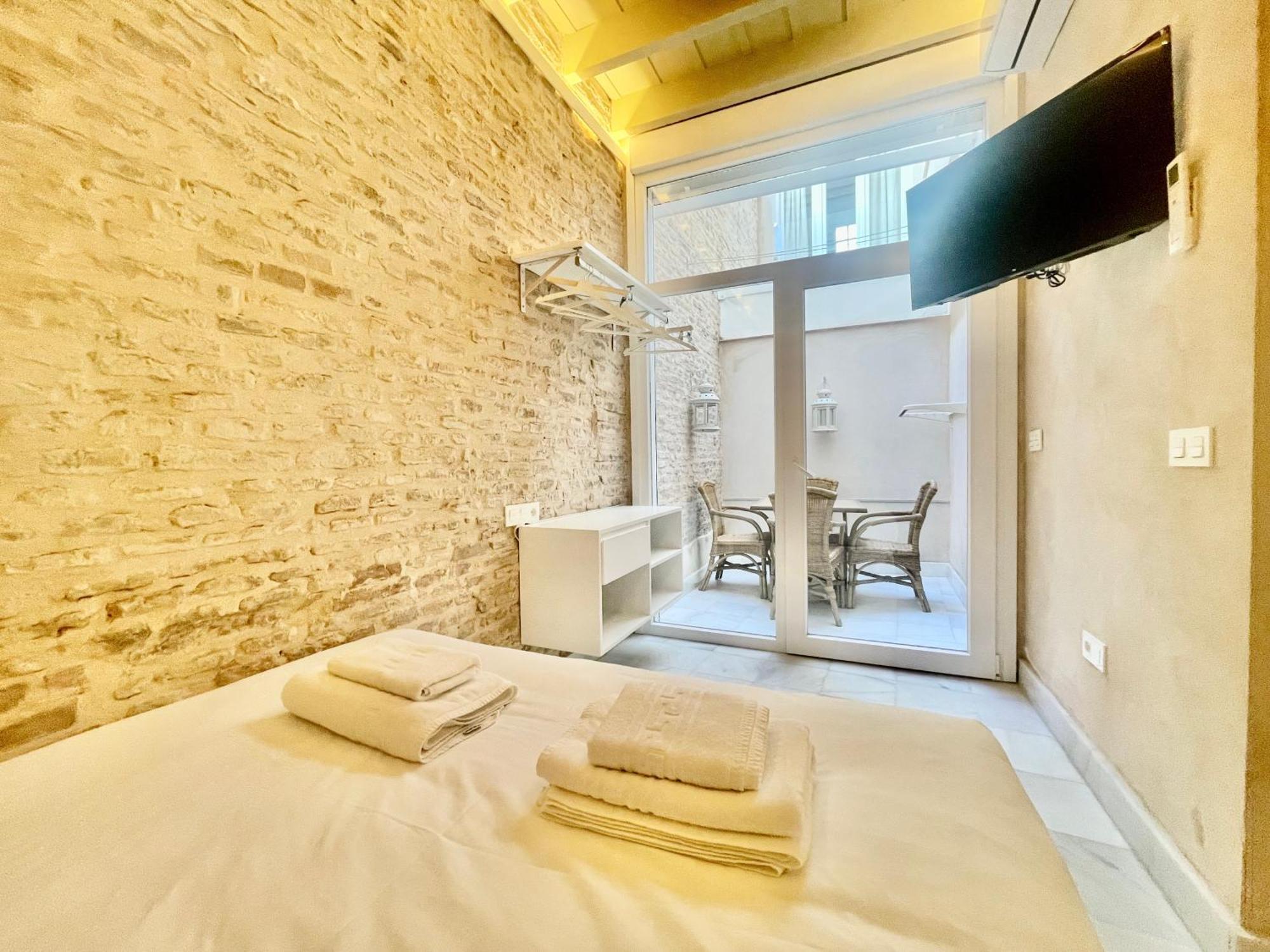 Click Triana - Patio Privado Apartment Sevilla Bagian luar foto